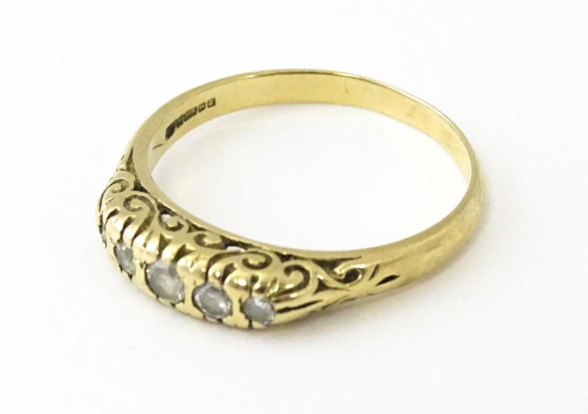 Vintage 9kt Gold Ring mit fünf Zirkonen