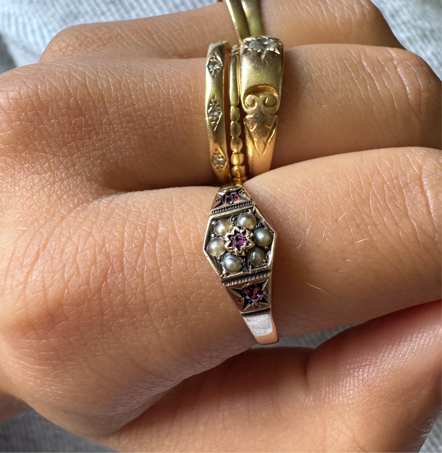 Antiker 15kt Gold-Ring mit Rubinen & Saatperlen