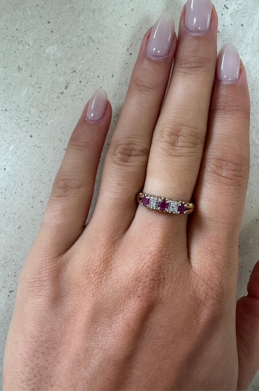 9kt Gold Ring mit drei Rubinen und Diamanten