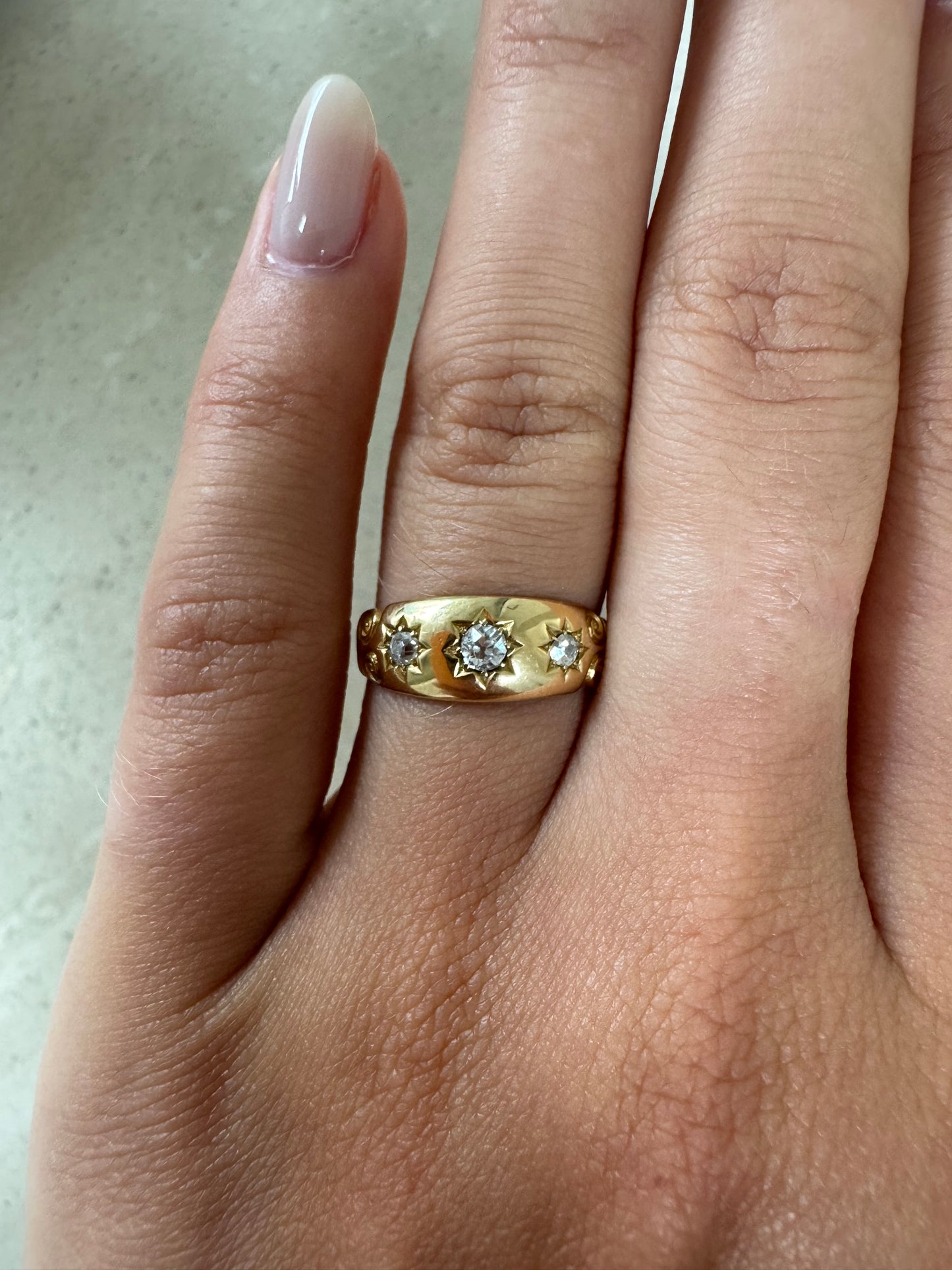 Antiker Gypsy Ring aus 18kt Gold mit 3 Diamanten
