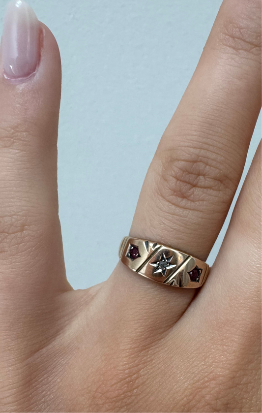 Antiker 15kt Gypsy-Ring mit Diamant & Rubinen