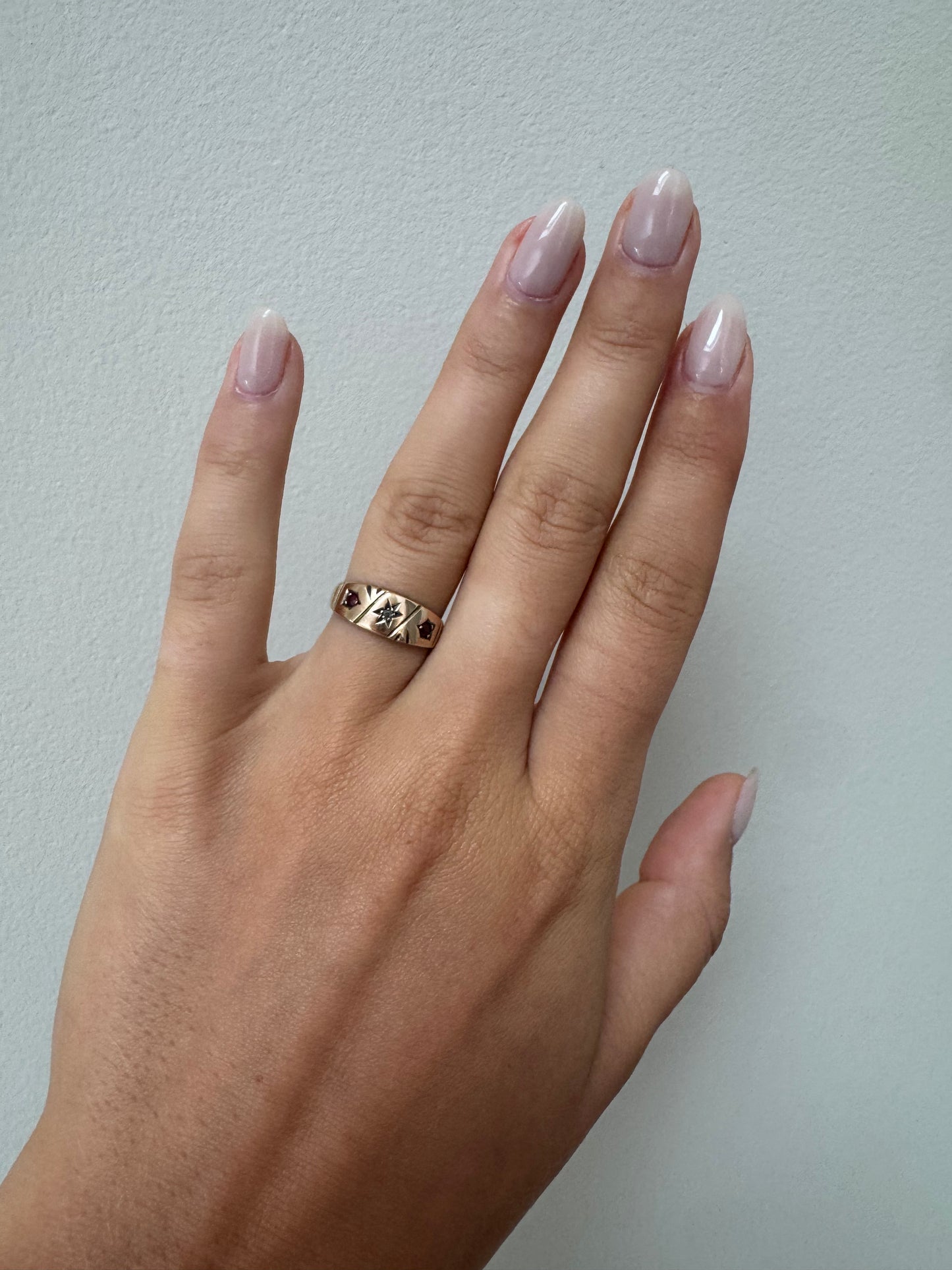 Antiker 15kt Gypsy-Ring mit Diamant & Rubinen
