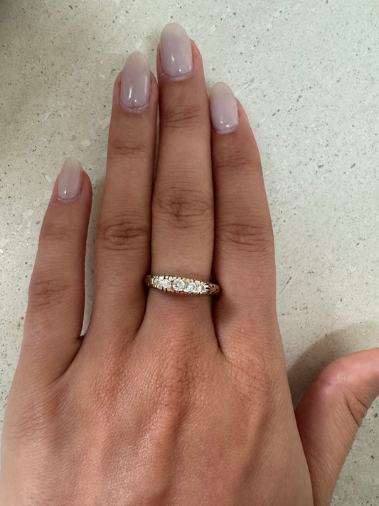Vintage 9kt Gold Ring mit fünf Zirkonen