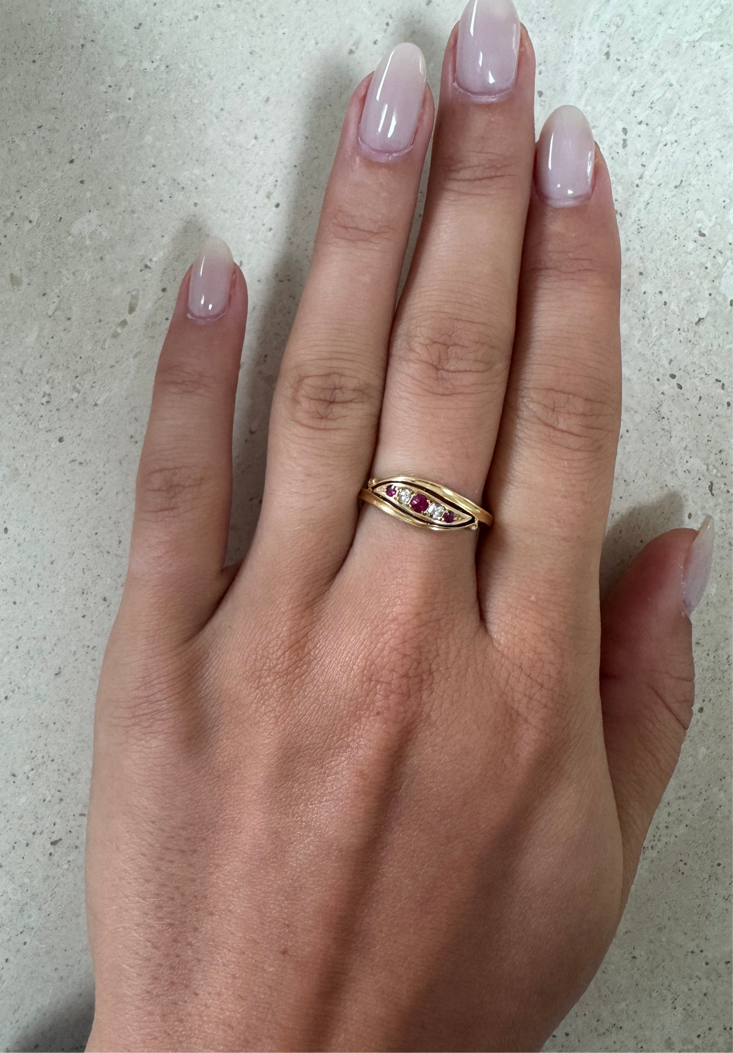 Antiker 18kt Gold Ring mit Rubinen und Diamanten