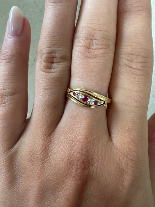 Antiker 18kt Gold Ring mit Rubinen und Diamanten