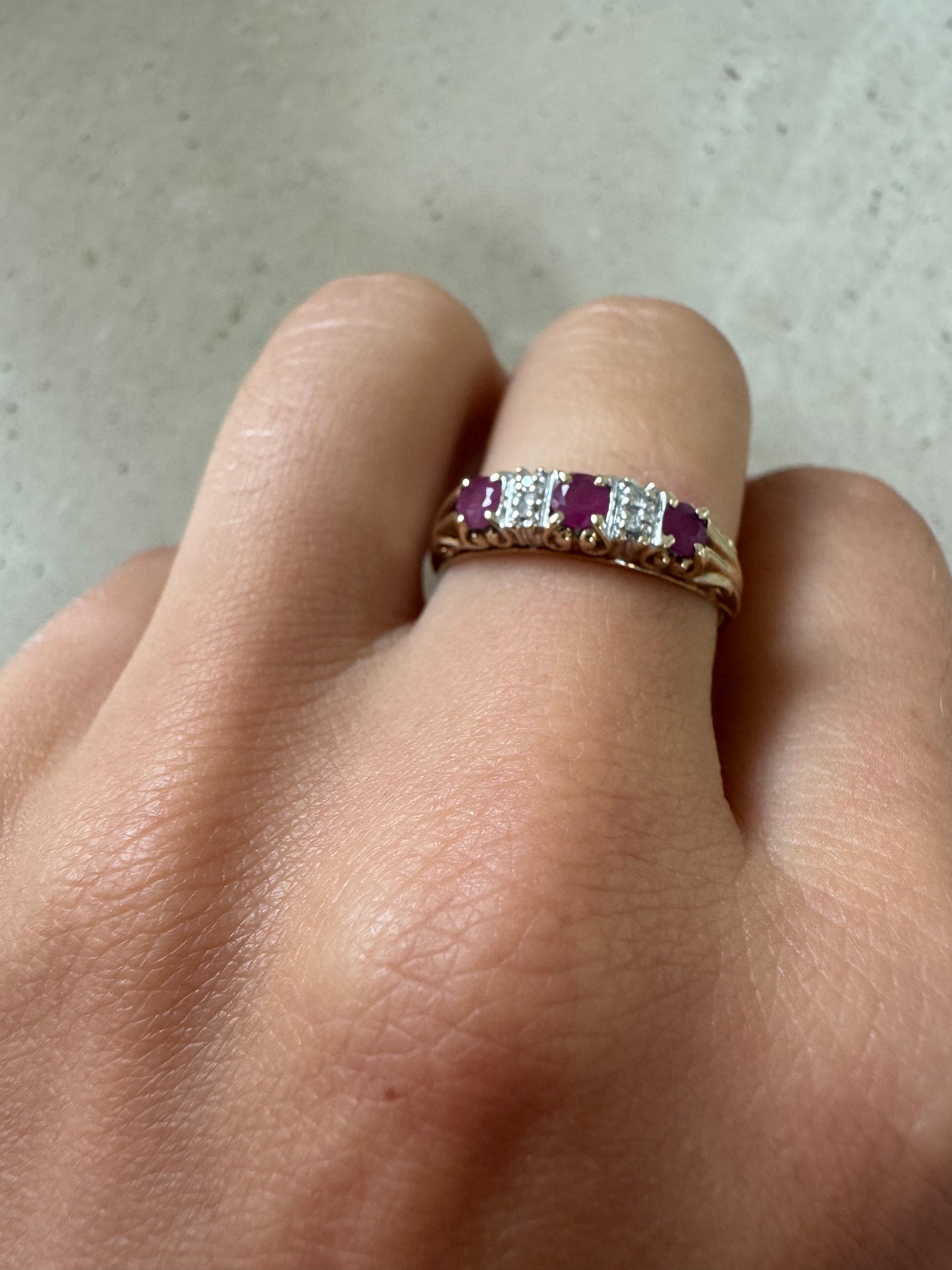 9kt Gold Ring mit drei Rubinen und Diamanten