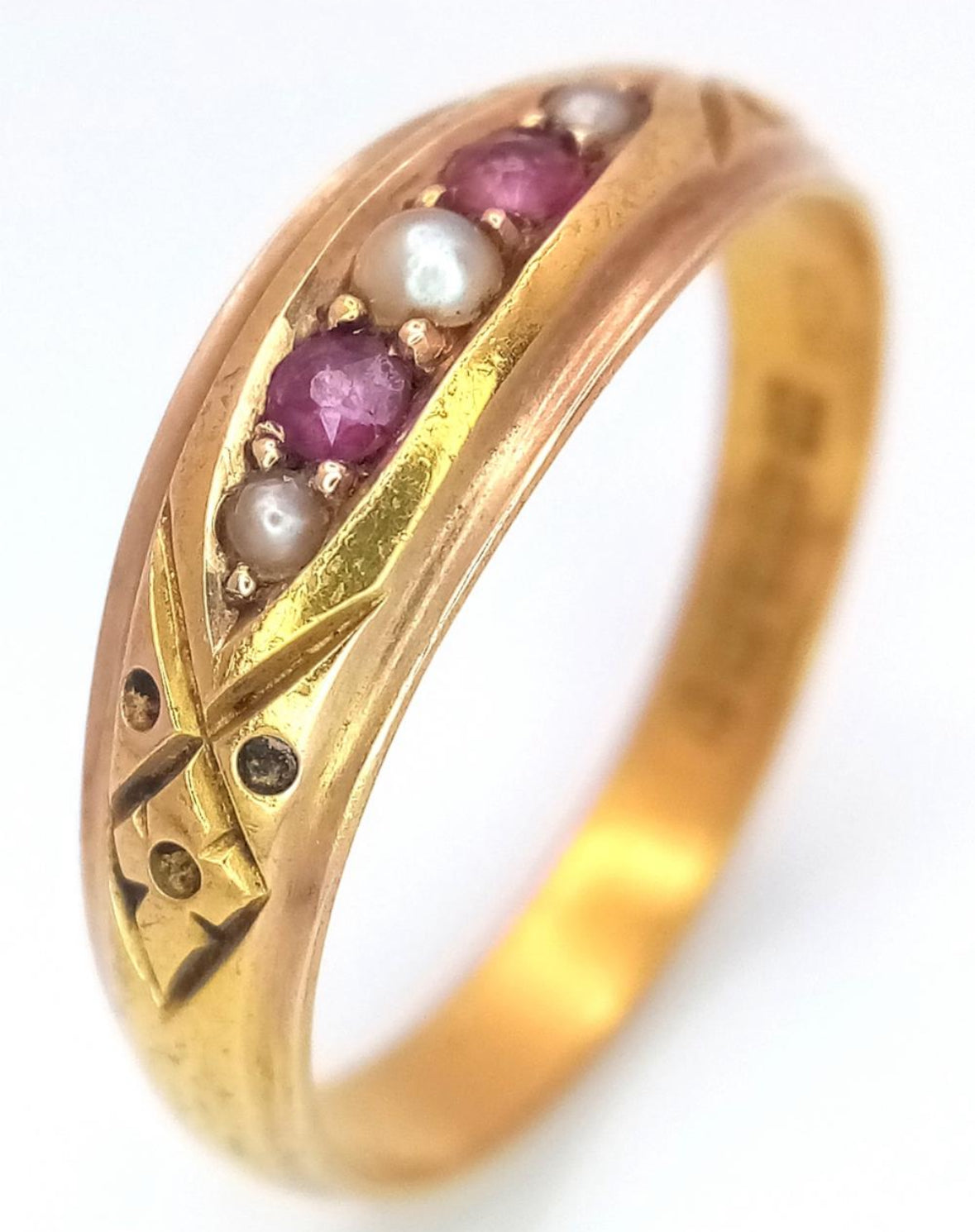 Antiquer 15kt Gold Ring mit Rubinen und Saatperlen