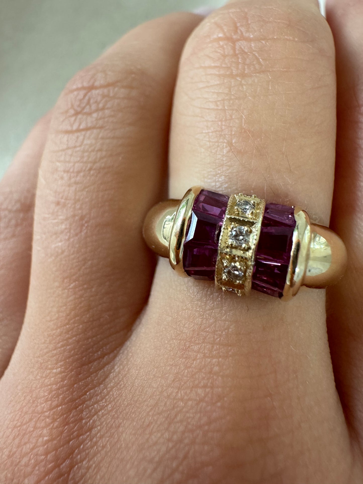 18kt Gelbgold-Ring mit Rubinen & Diamanten