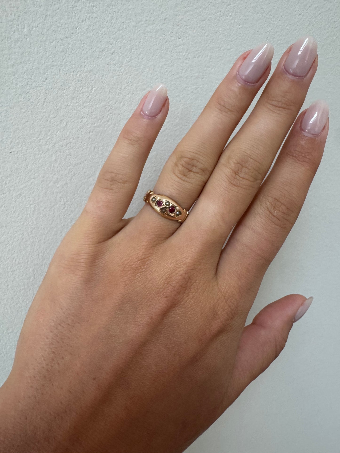 Antiker 9kt Gold Ring mit Granat und Saatperlen