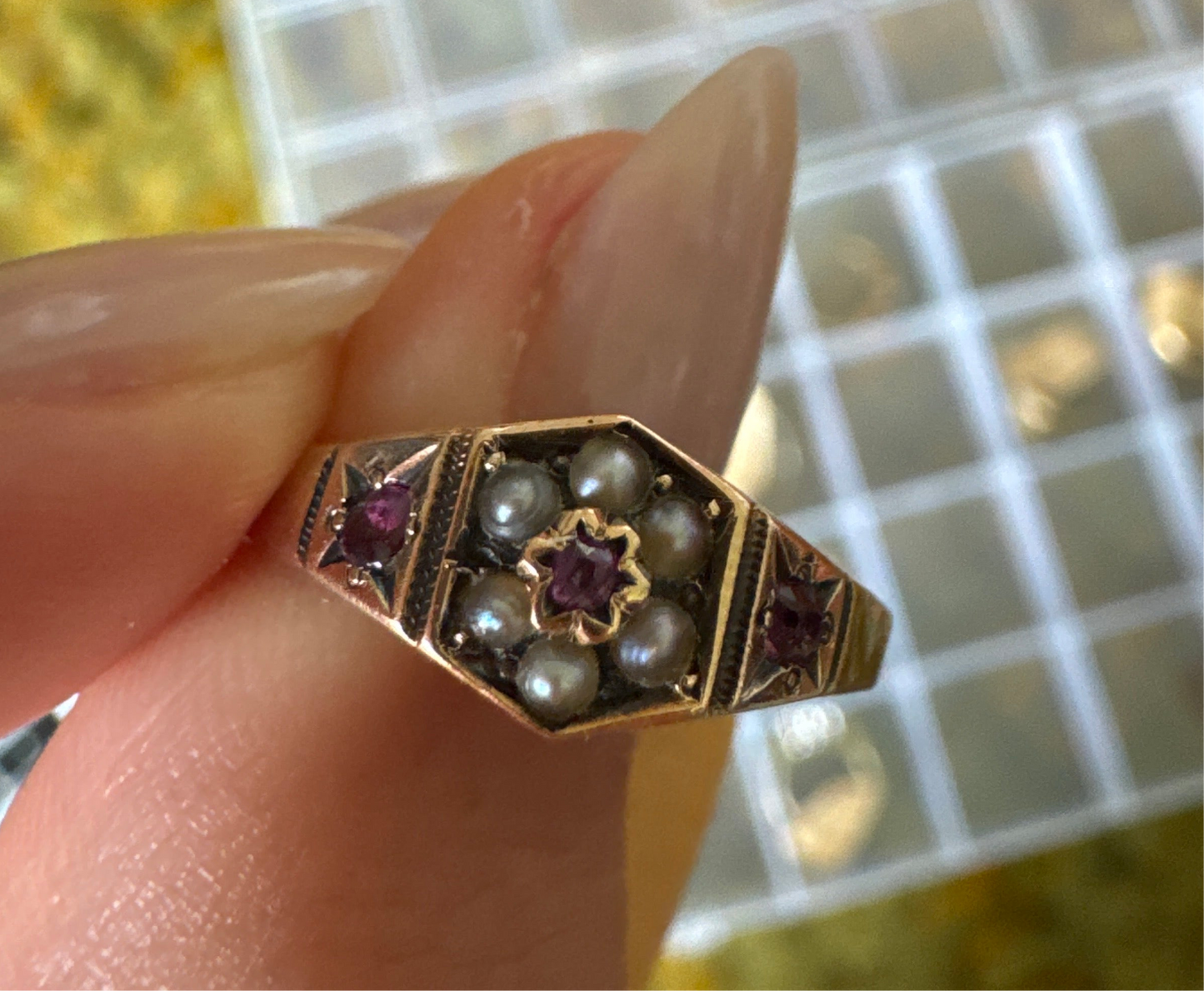 Antiker 15kt Gold-Ring mit Rubinen & Saatperlen