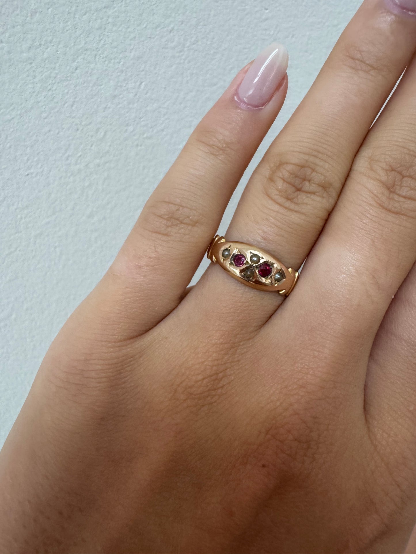 Antiker 9kt Gold Ring mit Granat und Saatperlen