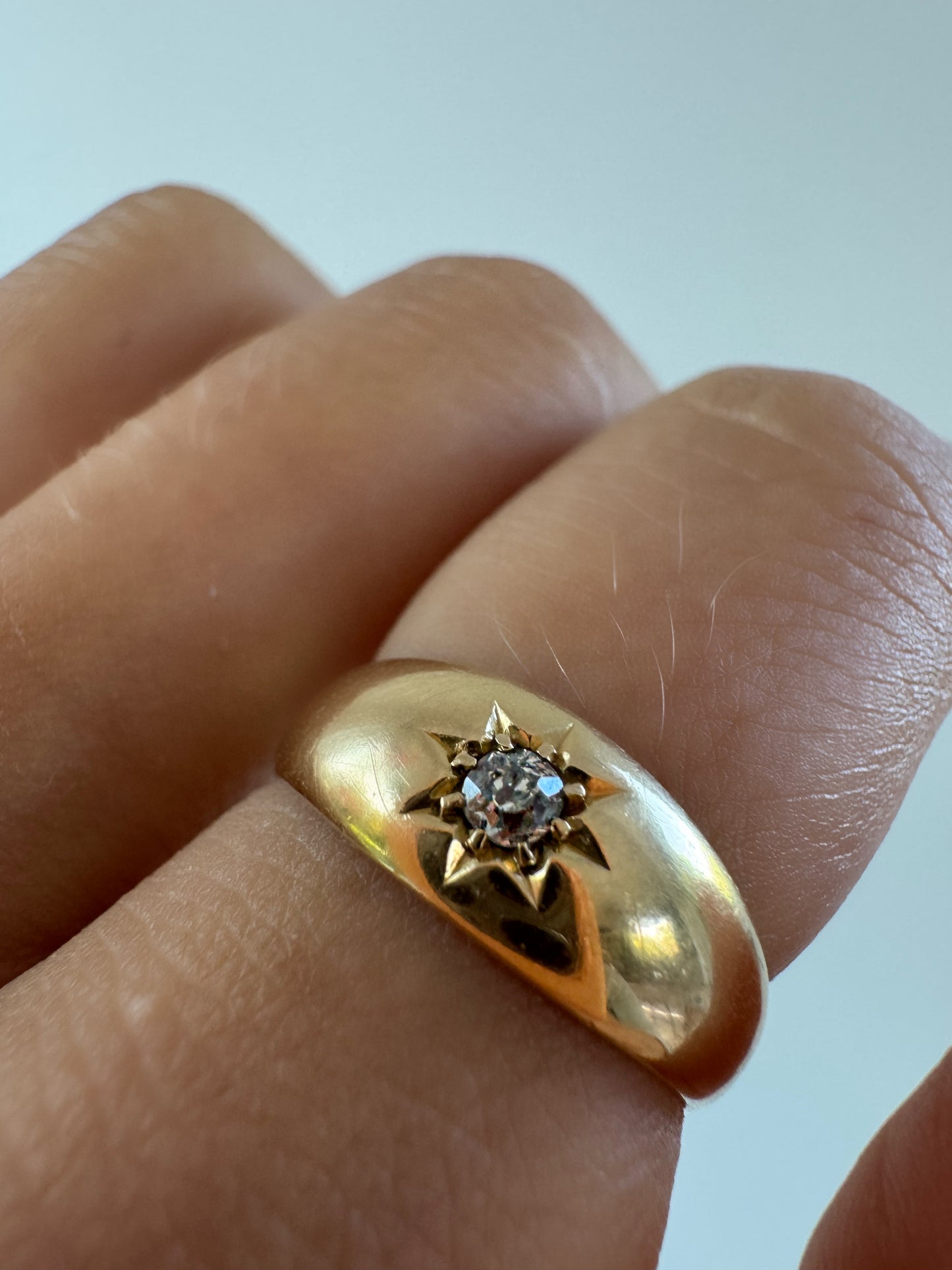 18kt Gold Gypsy Ring mit zentralem Diamant