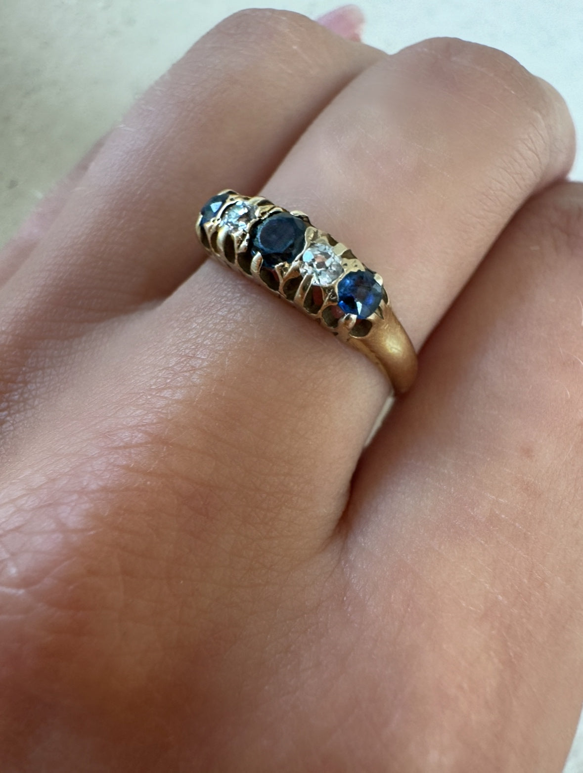 Antiker 18kt Gelbgold Ring mit Saphiren und Diamanten