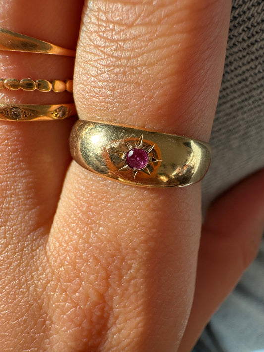 Antiker 18kt Gypsy-Ring mit Rubin
